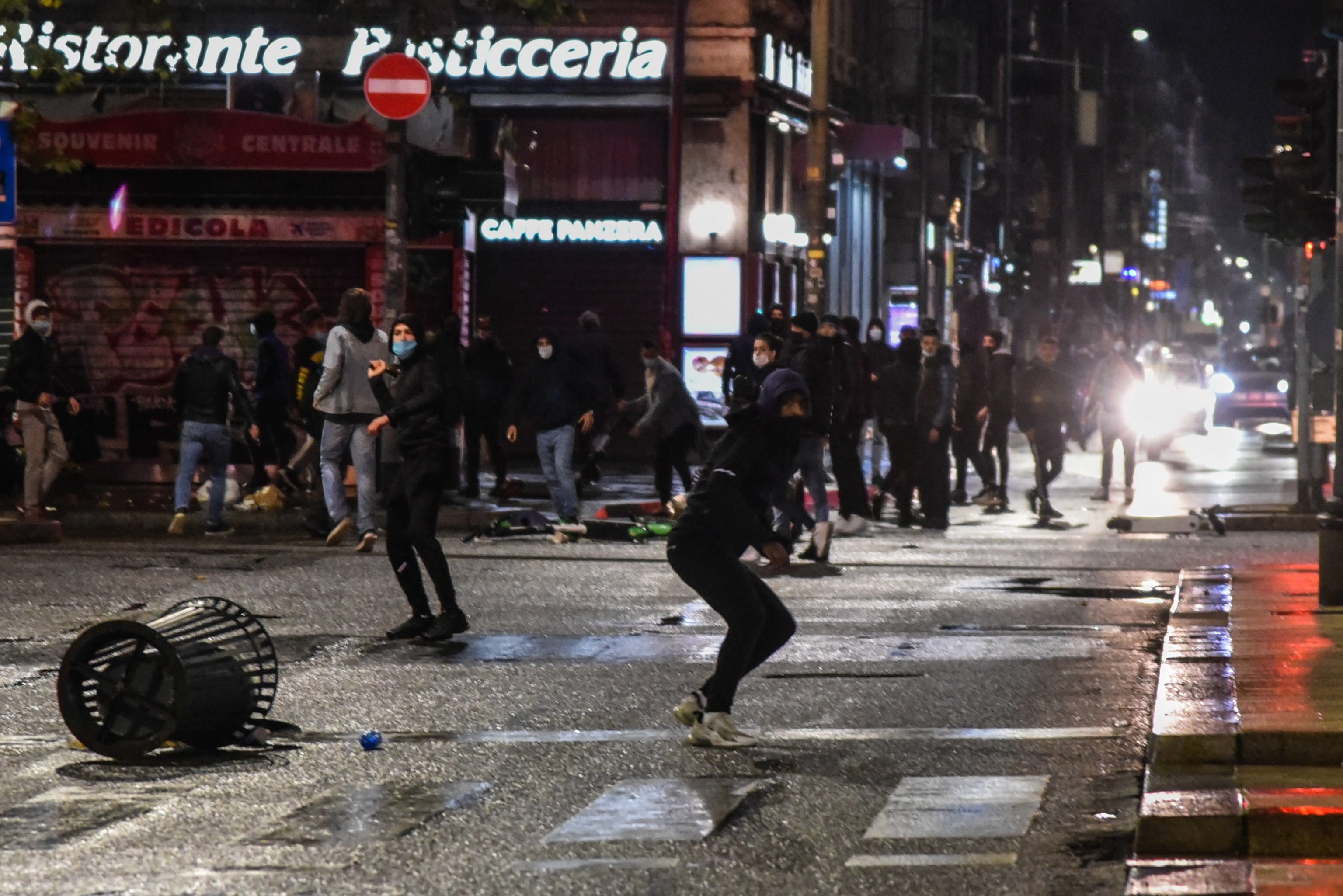 En imágenes: Fuertes protestas y enfrentamientos en varias ciudades de Italia contra el confinamiento