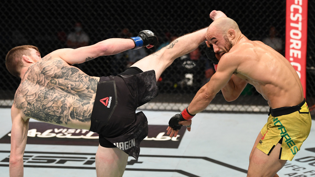 Un luchador de la UFC consigue un nocaut técnico, tras propinarle a su rival una patada al estilo de Chuck Norris (VIDEO)