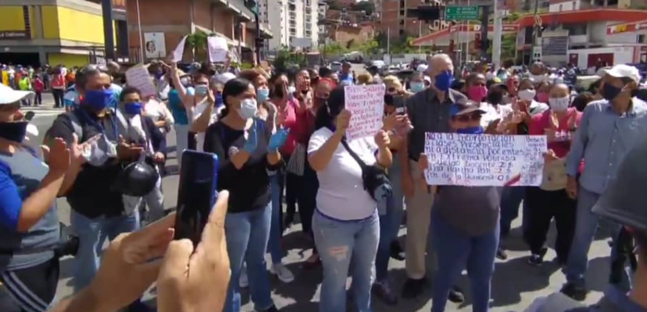 Docentes trancan la avenida Francisco de Miranda en protesta por la exigencia de una mejora salarial (Fotos)