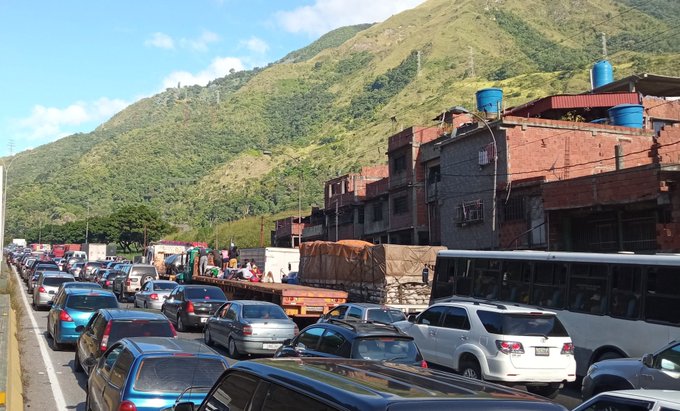 La mega tranca que se formó en la autopista Gran Mariscal de Ayacucho imposibilita el ingreso a Caracas #27Oct (FOTO)