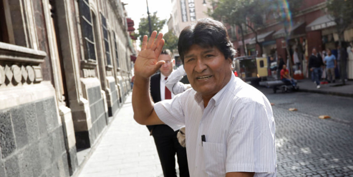 Evo Morales estuvo turisteando durante las elecciones fraudulentas y se tomó una FOTO con un Chávez de cartón