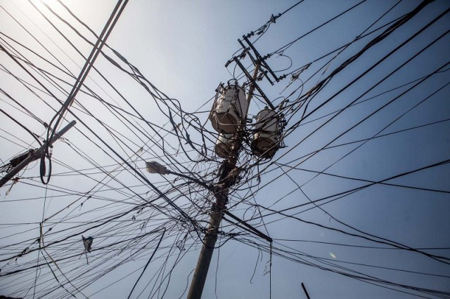 Vecinos del sector Isaías Medina Angarita en Catia, frustraron robo de cable eléctrico a punta de gritos #27Oct (Video)