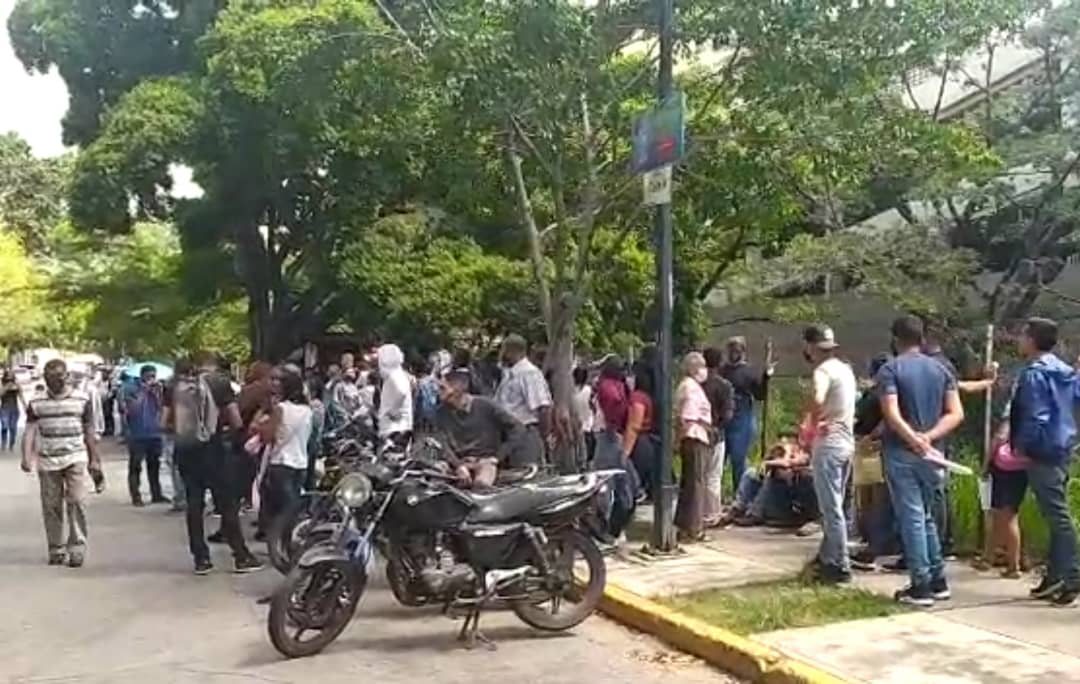 Aglomerados en las colas para ingresar a la sede del Saime de la Urbina por operativo de cedulación del régimen #19Oct (Video)