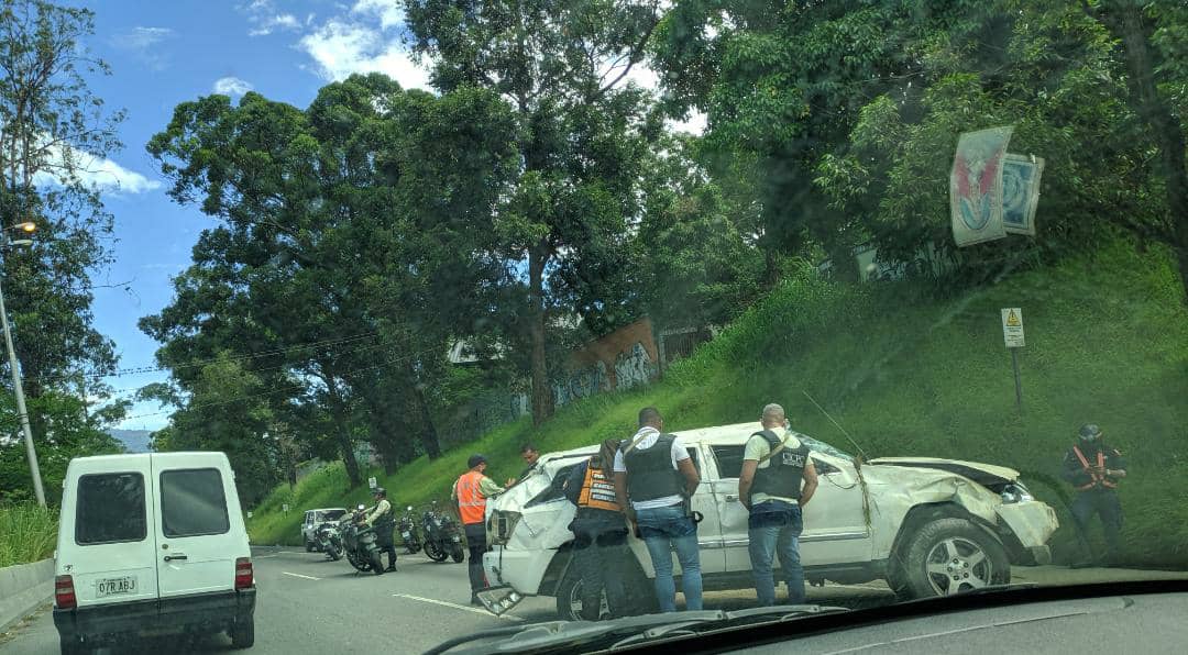 Camioneta volcada en la autopista Francisco Fajardo abandonada por hampones #25Oct (FOTOS)