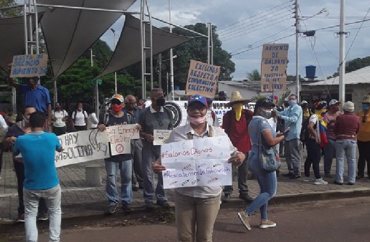 Docentes en Amazonas no se la calan más y salieron a protestar por mejoras salariales este #5Oct (FOTOS)