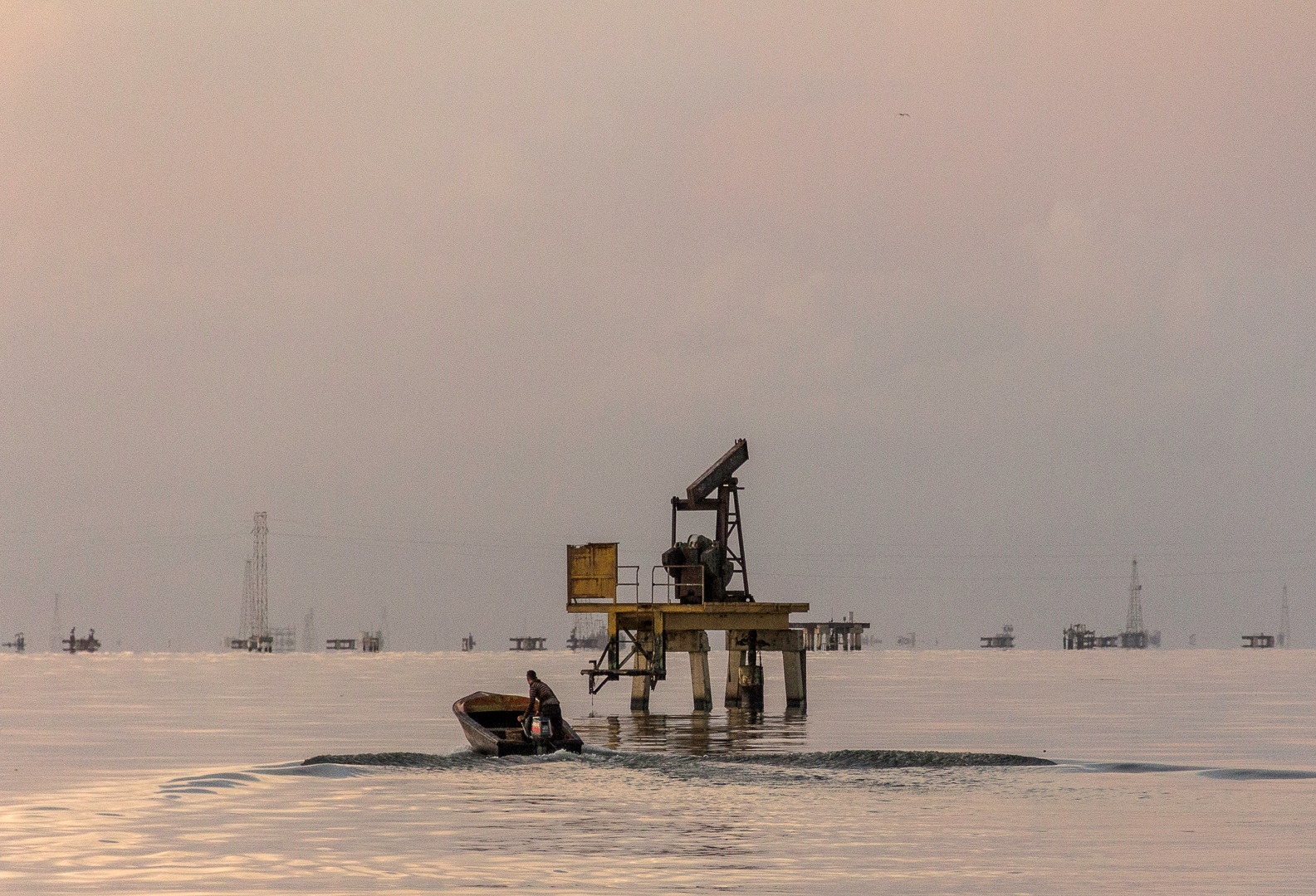 Fugas constantes de petróleo impiden la recuperación del Lago de Maracaibo (Video)