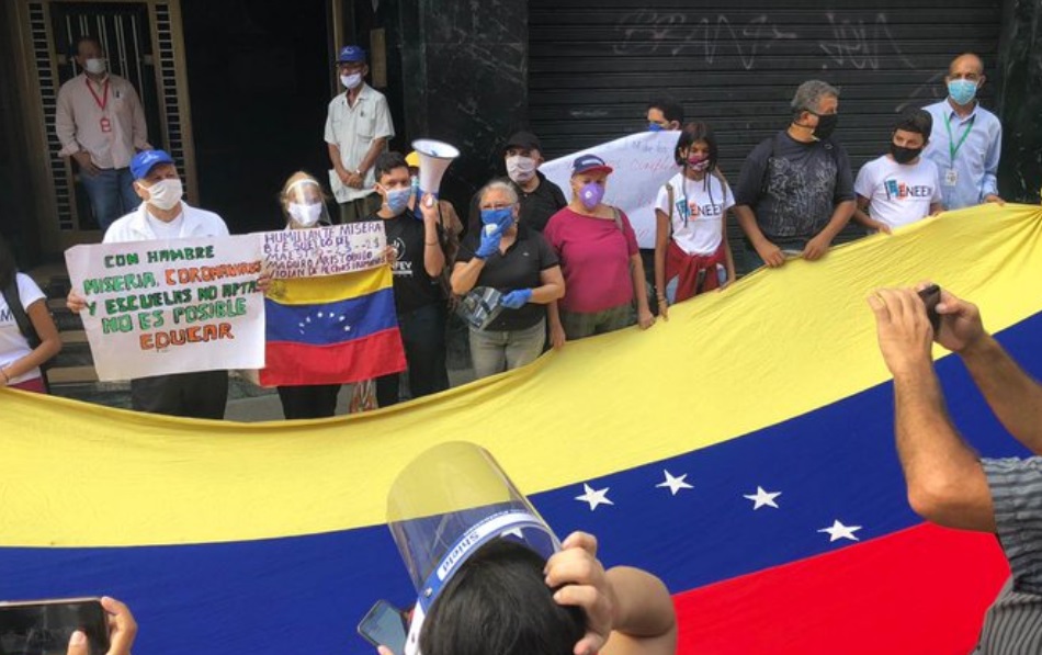 Docentes protestan a las puertas del ministerio de Educación en Caracas para exigir mejoras salariales #21Oct (VIDEO)