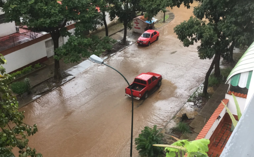 Las calles de Caracas se inundaron bajo fuertes relámpagos este #15Oct (Fotos y Videos)