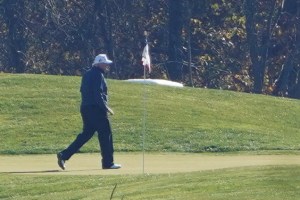 Donald Trump juega al golf en Virginia (Fotos)