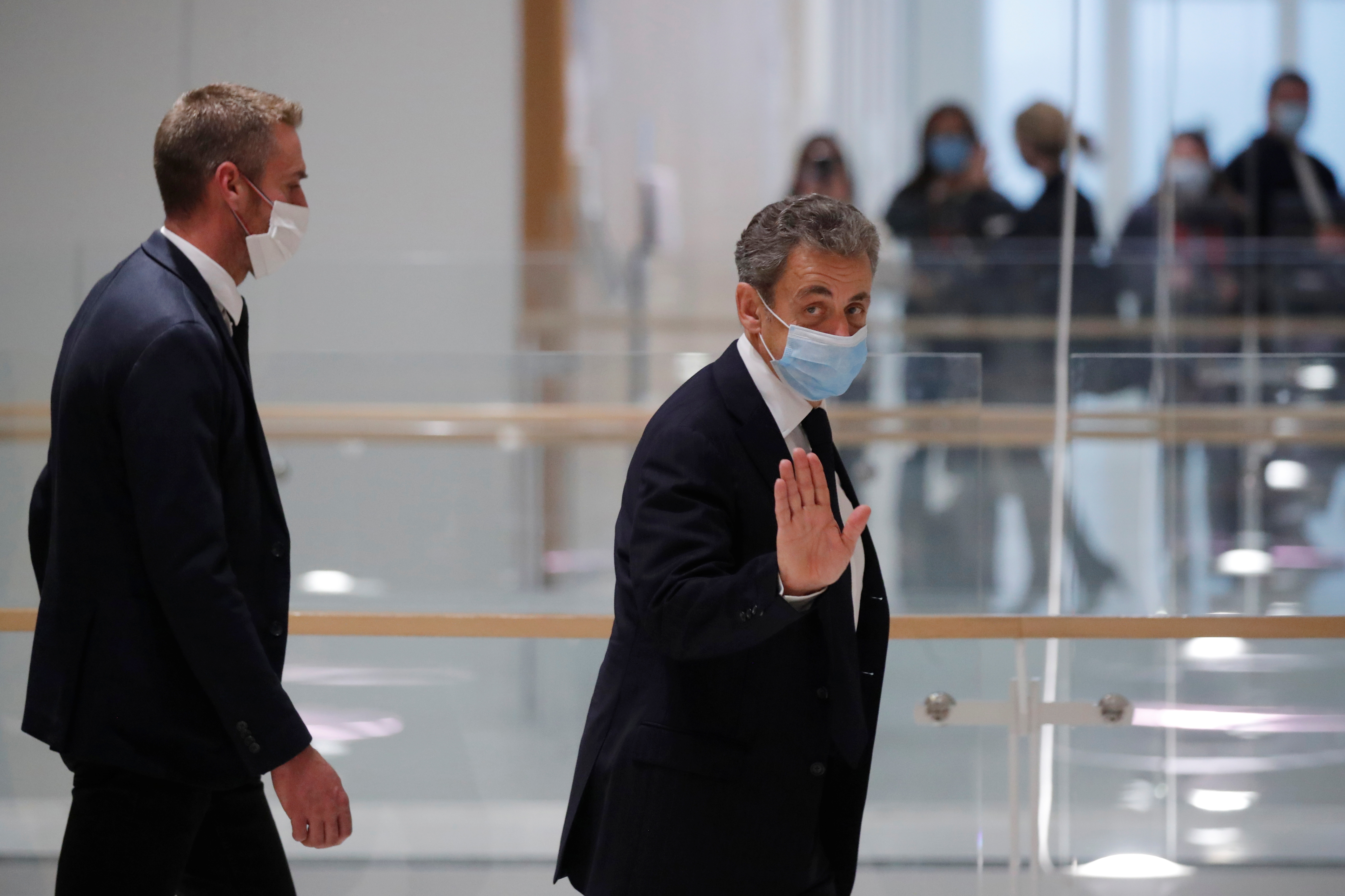 Juicio por corrupción contra expresidente francés Sarkozy suspendido hasta el jueves