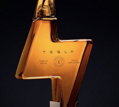 Elon Musk cumple su promesa de vender “Tequila Tesla” por 250 dólares