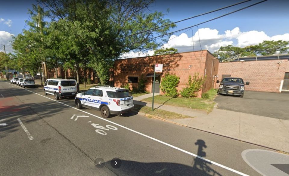 Exconvicto murió apuñalado en un auto frente a una sede policial de Nueva York