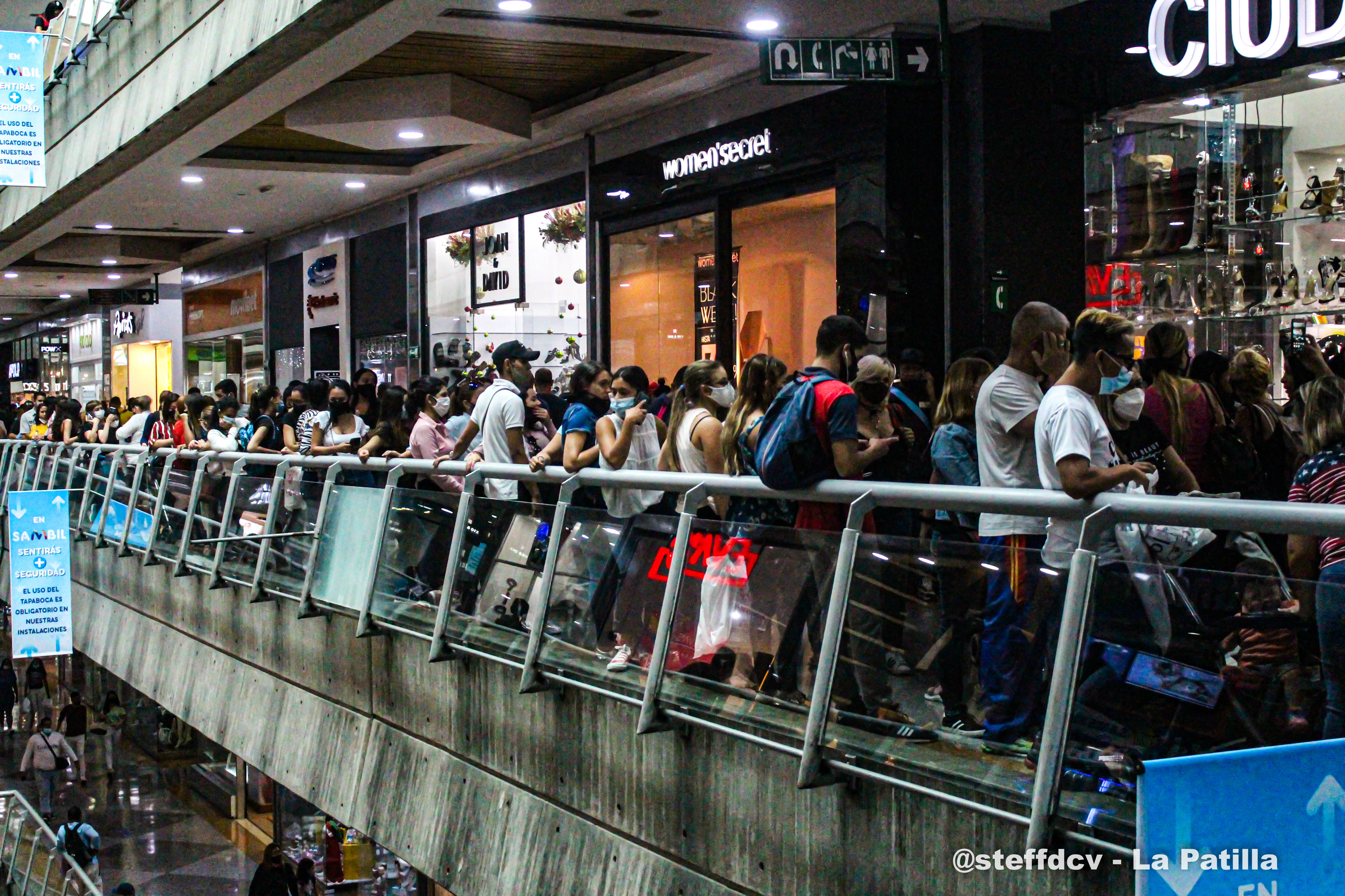 Segundo Black Friday en el Sambil de Caracas transcurrió entre gaitas, patrulleros y menor volumen de visitantes que en 2019 (Video)