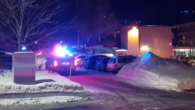 Horror en Canadá: Un hombre disfrazado con ropa medieval mató a al menos dos personas y apuñaló a otras cinco
