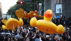 Desde patos a dinosaurios: símbolos y humor en las protestas de Tailandia