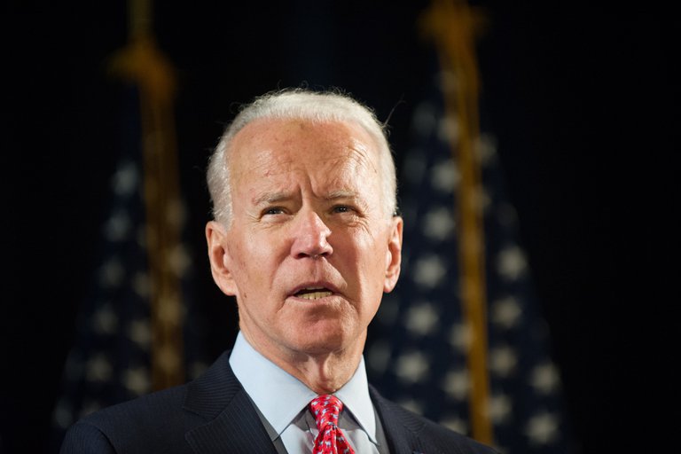 Biden afirmó estar cerca de seleccionar su gabinete tras dar un paseo en bicicleta (Video)