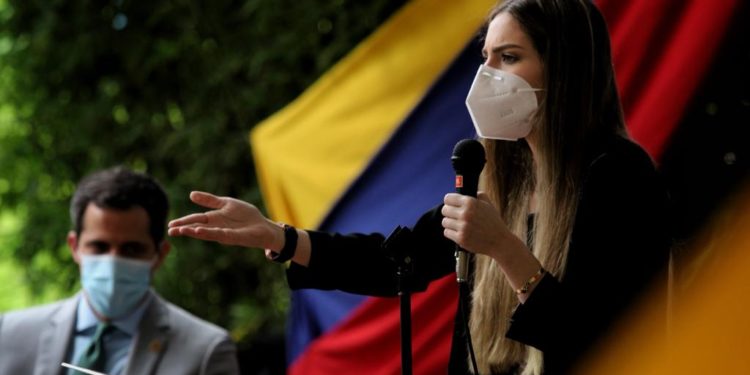 Fabiana Rosales condenó al régimen por priorizar vacunación de cabecillas de la dictadura sobre el personal salud