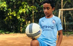 VIDEOS: Niño PRODIGIO de 13 años imita las mejores jugadas de los astros del fútbol