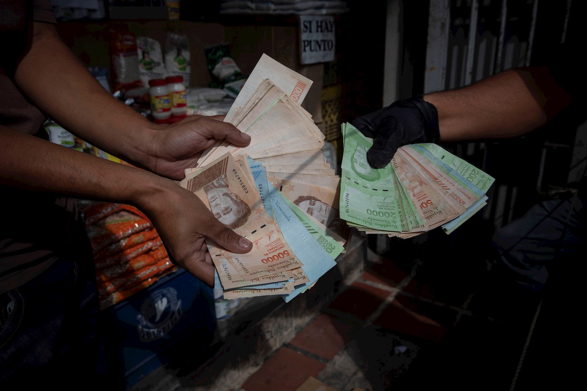 La falta de efectivo acorrala a los venezolanos