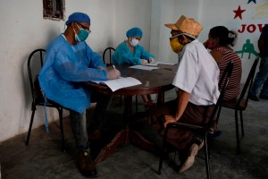 Venezolanos se las ingenian para ahorrarse unos cuantos bolívares en exámenes médicos