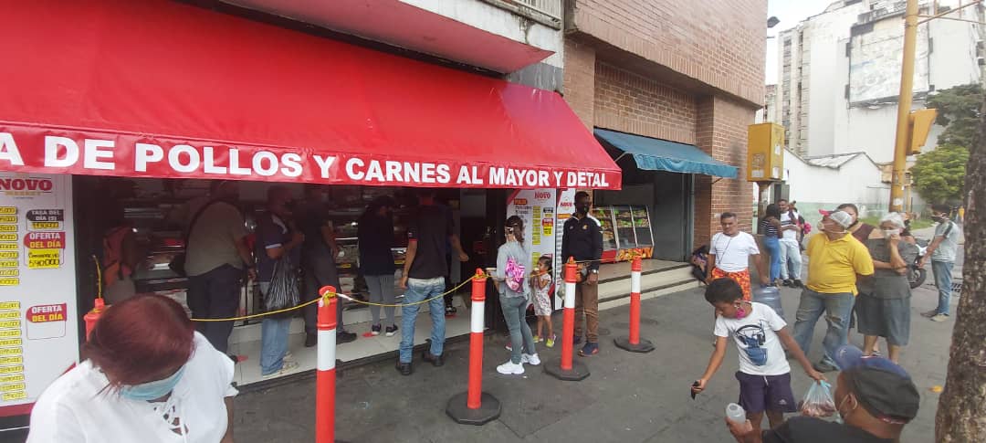 Vecinos de Puente Hierro hacen colas para comprar comida pero no para votar (Foto+Video)