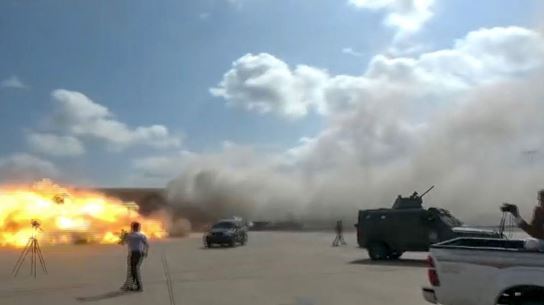 EN VIDEO: Momento en el que un misil impactó en un aeropuerto de Yemen