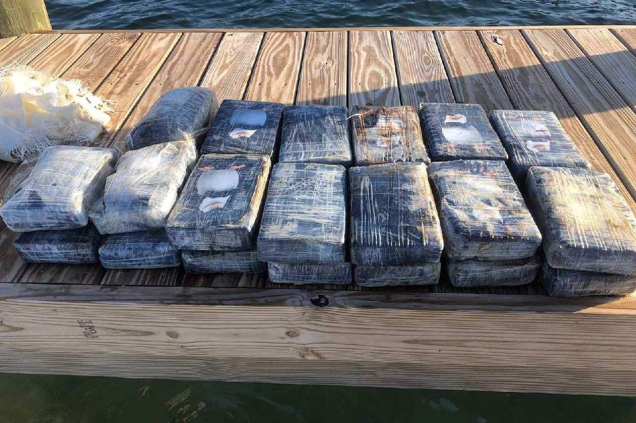 Pescador de los Cayos de Florida descubrió 74 libras de cocaína flotando en el agua