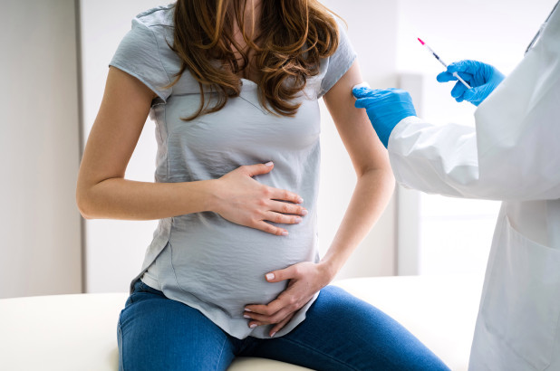 FDA podría recomendar que las mujeres embarazadas no reciban la vacuna de Pfizer