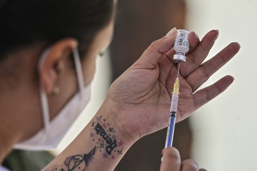 OMS advirtió que las vacunas tardarán medio año en reducir los casos diarios