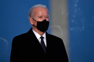 Biden comienza su gobierno con decretos sobre el clima, migración y Covid-19