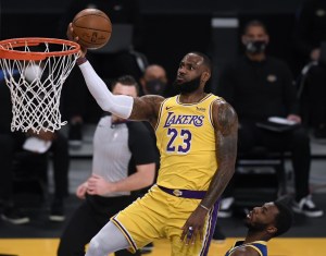 LeBron James, gigante en una noche de recuerdos: 46 puntos previo al aniversario de la muerte de Kobe Bryant