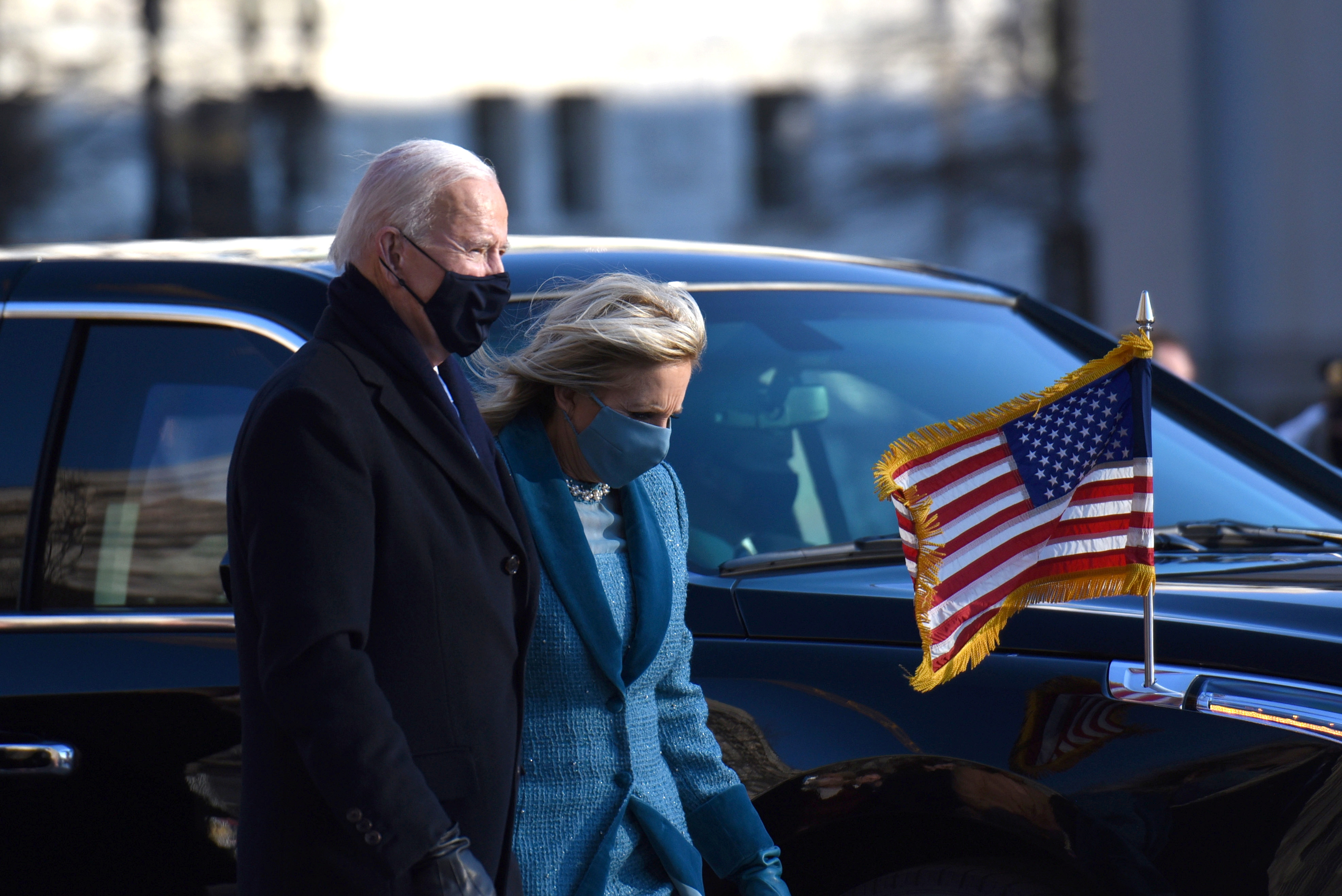 ¡Intencionales! Todo sobre los looks de Joe Biden y su esposa en la toma de posesión