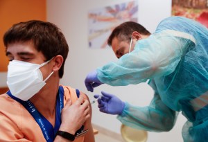 España culpa a la Unión Europea del retraso en el suministro de vacunas contra el coronavirus