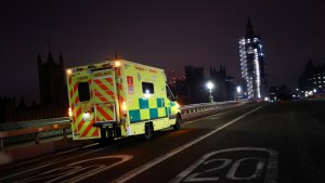 Al menos tres personas resultaron heridas tras ataque con cuchillo en Londres durante nochevieja