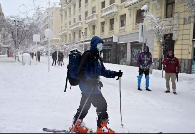 ¡Como niños! Españoles hicieron de la tormenta nevada un parque de diversiones (Videos)