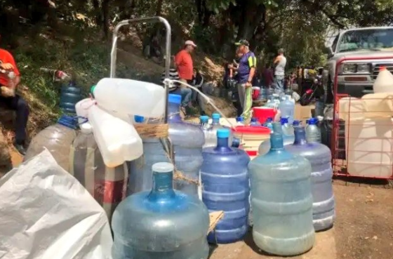 Habitantes de Nueva Casarapa, en Guarenas, sufren la crisis por la falta de agua #12Ene (Foto)