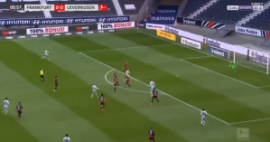 Taco y caño de espalda: El gol hecho en la Bundesliga que da la vuelta al mundo (VIDEO)
