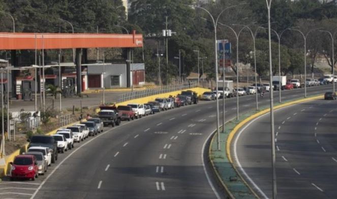 Denunciaron que Pdvsa, “mafias del oro” y la GN mantienen sin gasolina a los conductores en Bolívar