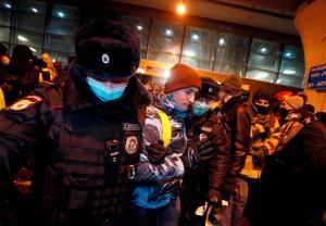 Detienen en Rusia a varios allegados del opositor Navalny