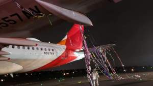 Globo pirotécnico casi causa una tragedia en Colombia tras enredarse con un avión (IMÁGENES)
