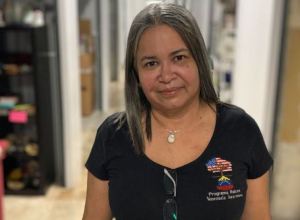 El “hada madrina” que le cambia la vida a los venezolanos en Estados Unidos