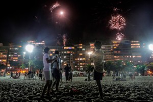 Año Nuevo discreto: Brasileños recibieron el 2021 sin fuegos pirotécnicos y con playas casi vacías