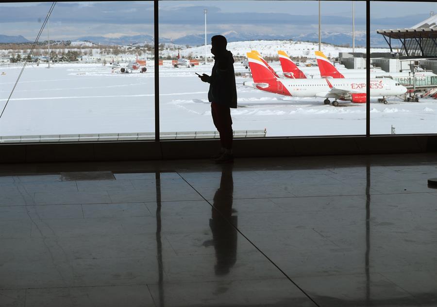 Aeropuerto de Madrid vuelve a operar vuelos a América tras nevada histórica