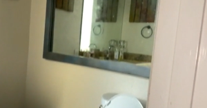 Pareja de Phoenix encuentra varias cámaras escondidas en su casa tras descubrir que el espejo de su baño era falso (VIDEO)