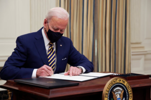 Biden firmó dos decretos que otorgan ayuda financiera a millones de estadounidenses