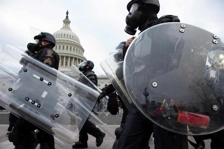 Informe de FBI alertó de una “guerra” en el Capitolio un día antes del asalto