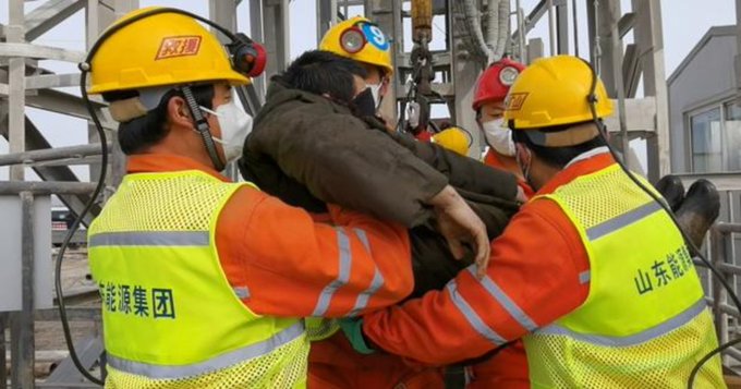 Rescatados 11 de los mineros atrapados en una mina de oro en China