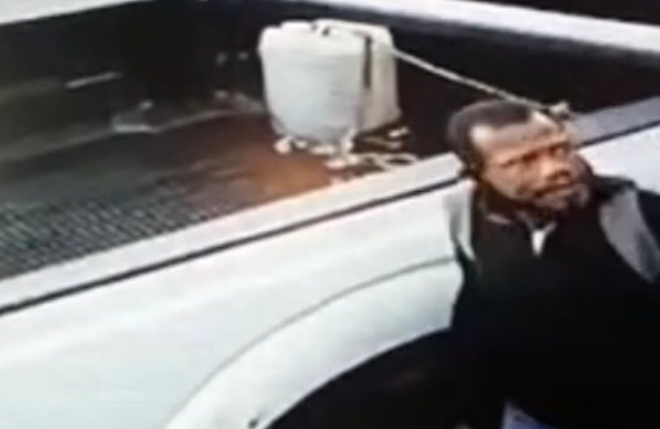 Delincuente quedó capturado en VIDEO mientras robaba en La California