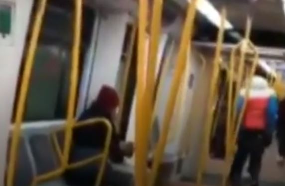 Fue brutalmente golpeado con un cinturón en el metro de Madrid