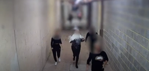 Mujeres huyen de una peluquería “con el champú en la cabeza” tras una redada policial en Gales (VIDEO)
